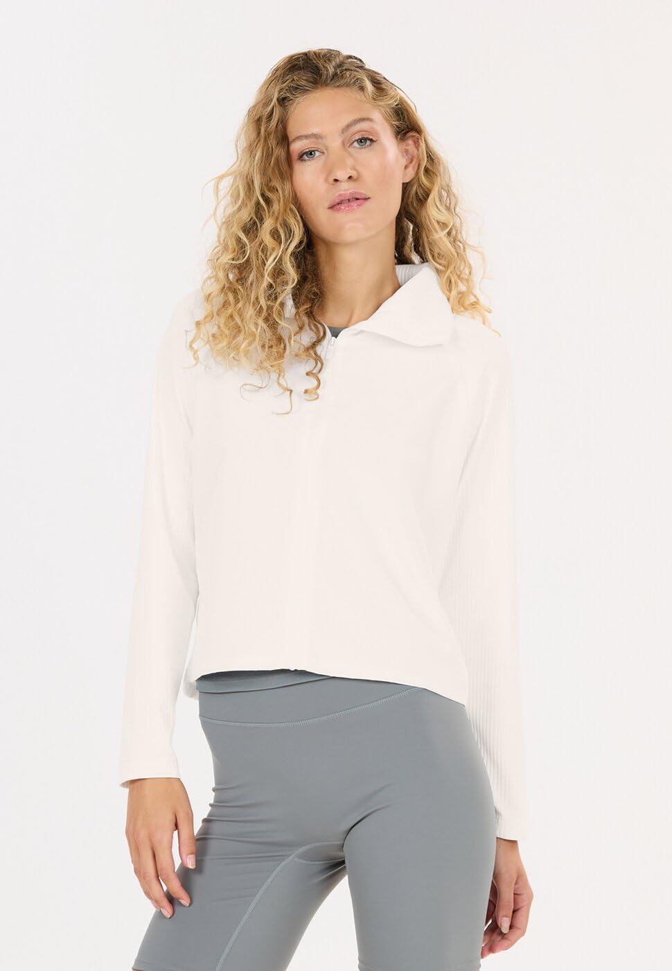 Athlecia Aiana Damen Sweat Jacke mit Stehkragen atmungsaktiv, dehnbar & windgeschützt mit Stehkragen. Stylisch & nachhaltig für aktive Frauen.