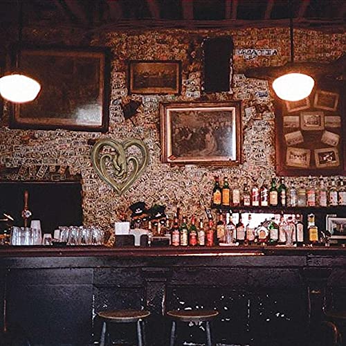 Bzwyonst in legno che tiene le decorazione della