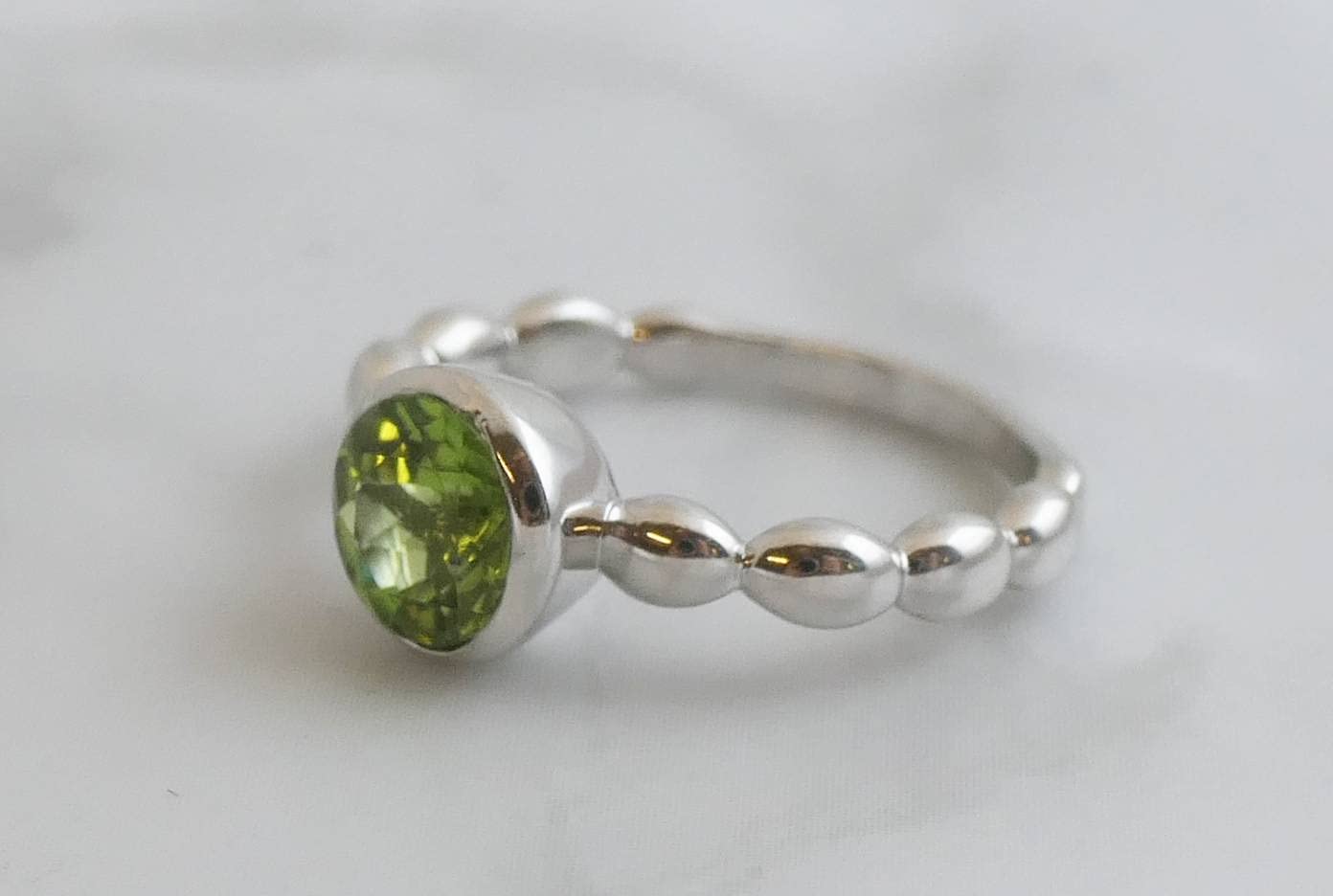 Anillo de plata esterlina con piedras preciosas de peridoto