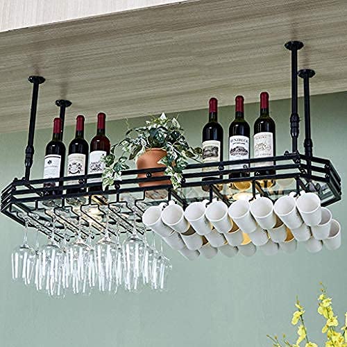 Casiers à vin de plafond pour créer une ambiance de bar au salon