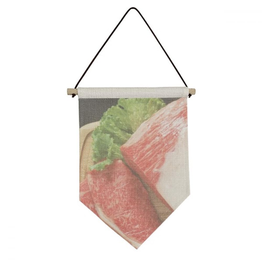 Patte d'agneau et viande crue sur drapeau en toile pour décorer un mur vide