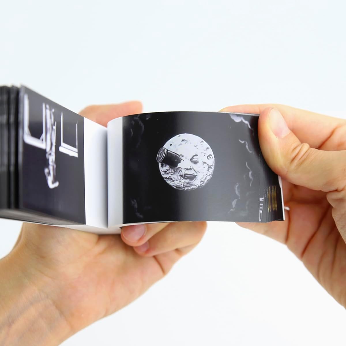 Flipboku Georges Méliès Flipbook with 6 Captivating Animations - Impressive Optical Illusion Game - 6 Fun Animated Stories for The Whole Family - Educational Art Flipbook Toys for Kids & Adults