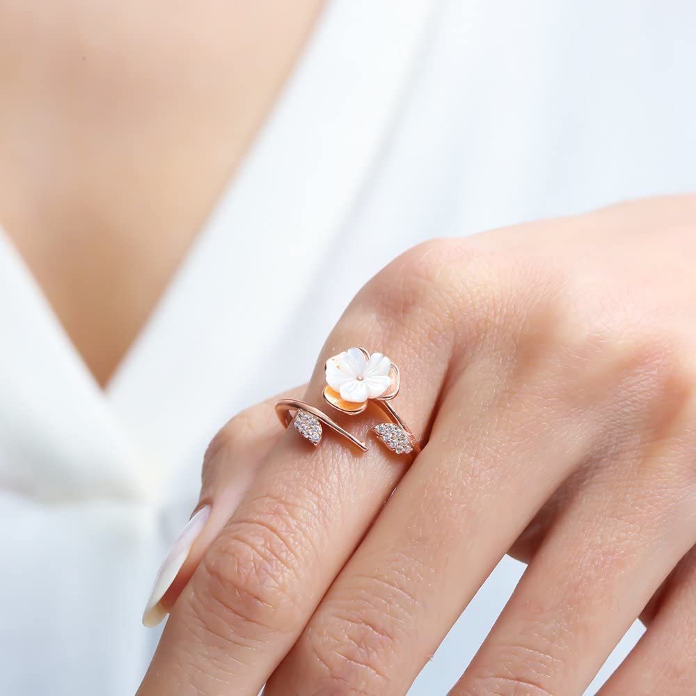 Anello regolabile in argento color oro rosa con motivo a magnolia in fiore ornato di strass