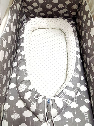 ComfortBaby ® multifunktionales Babynest (80 x 52 cm) Baby-Reisebett für Neugeborene. (GrauMitWeissenWolken) Cover