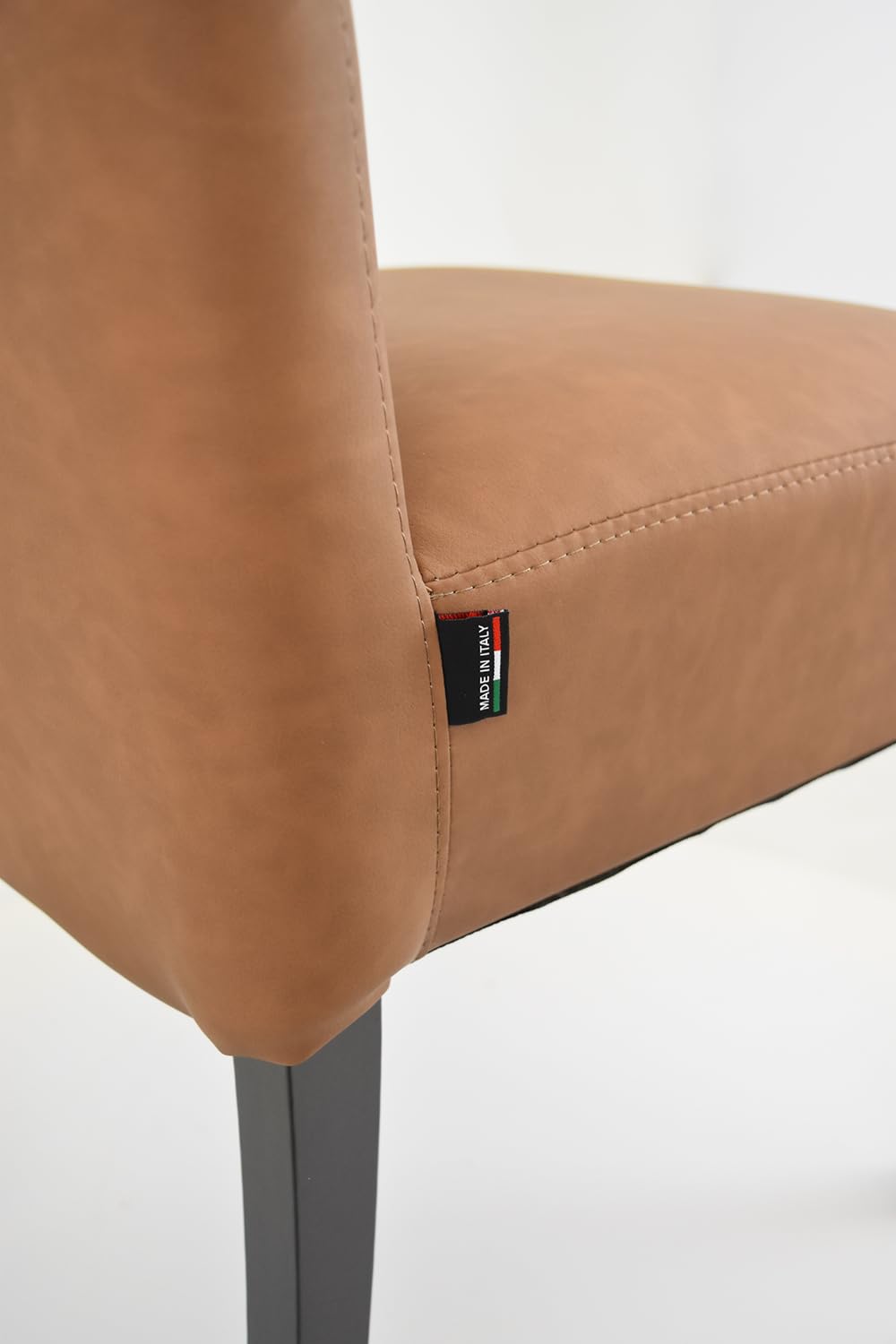 t m c s Tommychairs - Set 4 sedie imbottite modello Luisa per cucina e sala da pranzo, robusta struttura in legno di faggio wengè, seduta e schienale rivestiti in pelle artificiale color cuoio