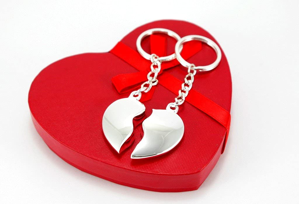Design Schlüsselanhänger Herzhälften mit Gravur im Herzetui Broken Heart mit Namen Gravur Herzanhänger in Geschenkebox