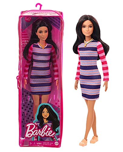 Barbie GYB02 - Fashionistas Puppe 147 (brünett) mit Streifenkleid, orangefarbenen Schuhen und Kette, Spielzeug Geschenk für Kinder ab 3 Jahren