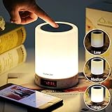 【3 warmes weißes Licht und Mehrfarbige Lichter】Dieser Artikel ist ein neben Lampe sein können. Sie haben das Touch-Sensor-Design mögen, es braucht nur einen Hahn auf der Oberseite des Lautsprecher Nachttischlampe es auf drehen und die Farben ändern. wenn zunächst drehte das Licht an ist die niedrigste „soft white“, die verfügbar ist, und es gibt 7 verschiedene Farben zur Auswahl.das Licht ist kein helles Licht fluoresziert