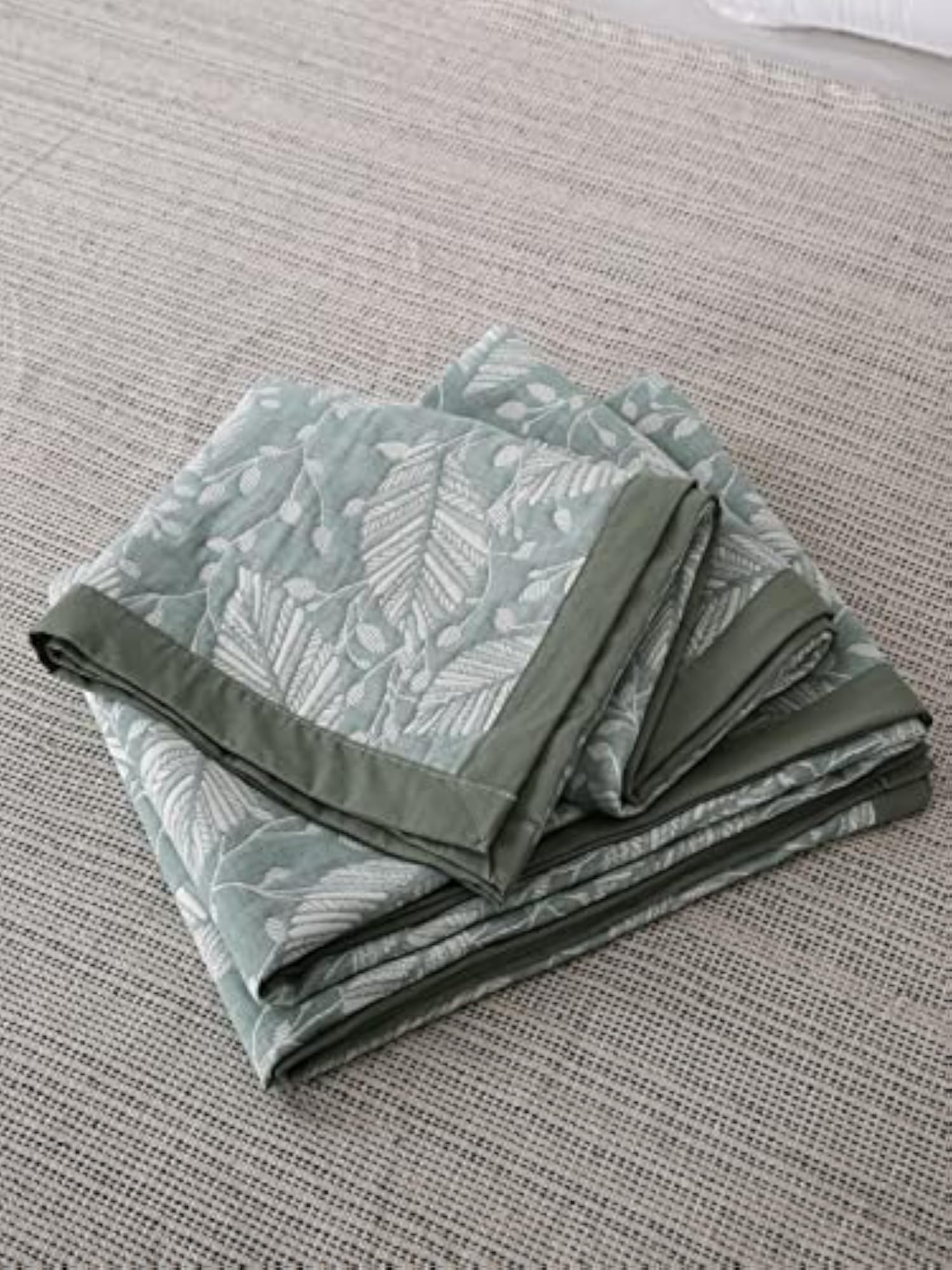 Abstract Leaves Weave Green and White Bedspread