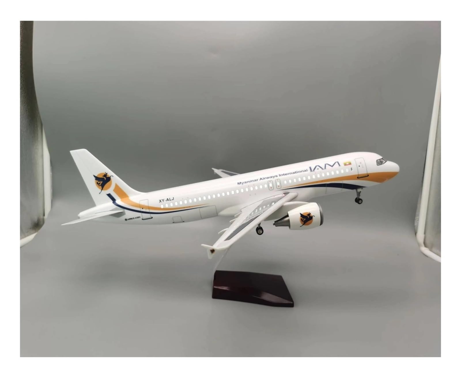 Odlewane zabawki samolotowe w skali 47 cm dla 320 samolotów A320 NEO Birma lekki Model z podwoziem i światłami Modele samolotów z odlewu ciśnieniowego z żywicy do zbierania i wyświetlania (z lampą)