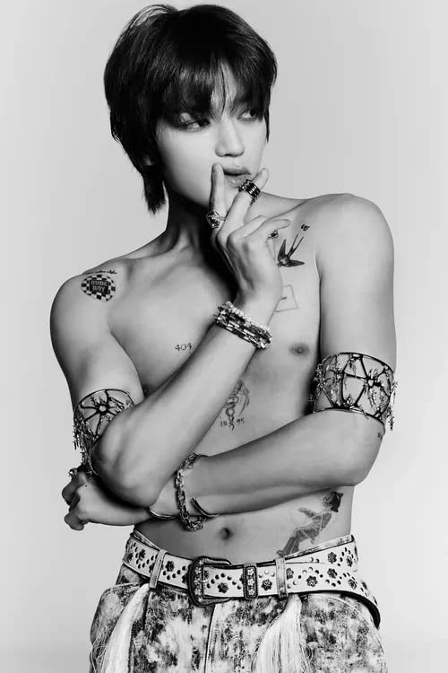 Miniatura 7 de NCT Taeyong SHALALA 1st Mini Album Thorn Version 1p Poster+1p Folded Poster On Pack+72p PhotoBook+1p PhotoCard+1pp PostCard+3ea Sticker+Tracking