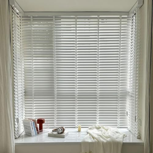 Persianas venecianas de madera para interiores: privacidad y estilo blanco en tu dormitorio 3