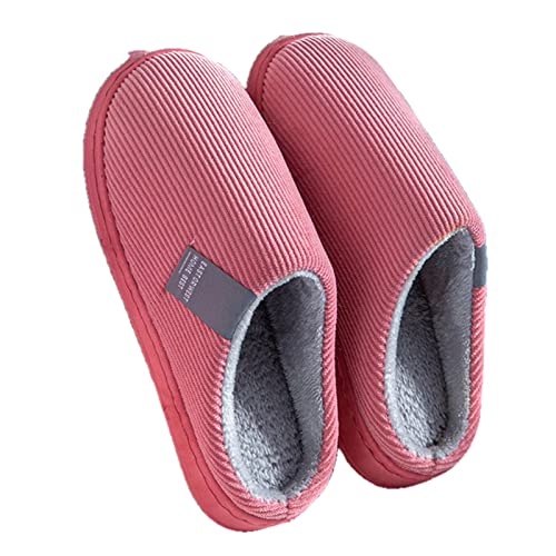 Chaussons de coton chauds pour isoler les pieds froids sur les sols intérieurs en hiver