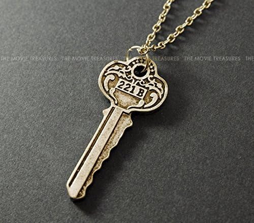 Amazon 海外ドラマ Sherlock シャーロック 部屋の鍵 アンティークゴールドカラー 特典直筆サインフォトカード付 リプリント ネックレス シャーロック ホームズ ベネディクト カンバーバッチ マーティン フリーマン 並行輸入品 アイドル 芸能人グッズ 通販