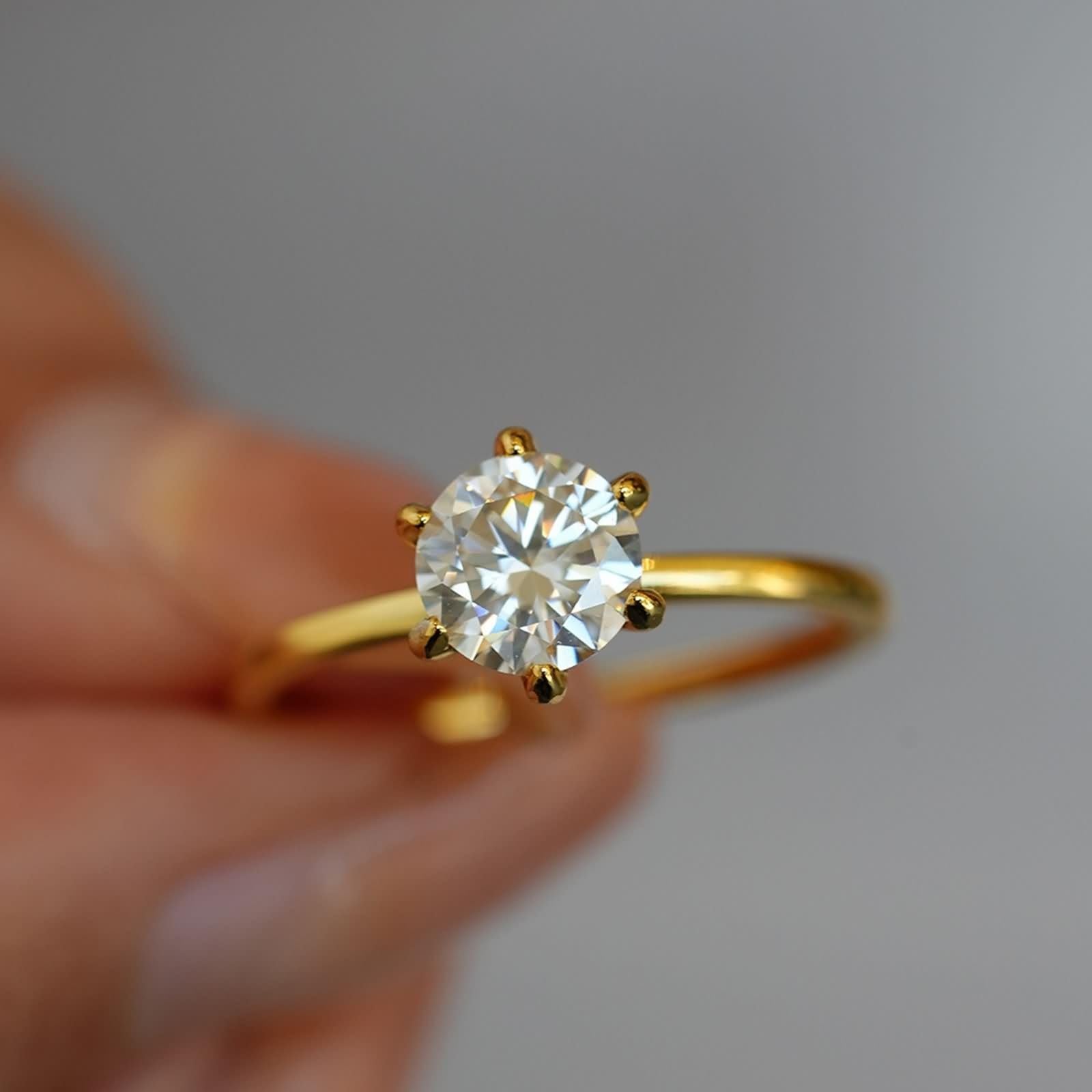 Anillos para mujer, anillo fino para mujer, pulgar de 6 dientes, solitario redondo con 2 quilates de moissanita, oro amarillo de 14 quilates, talla 47 (15.0)
