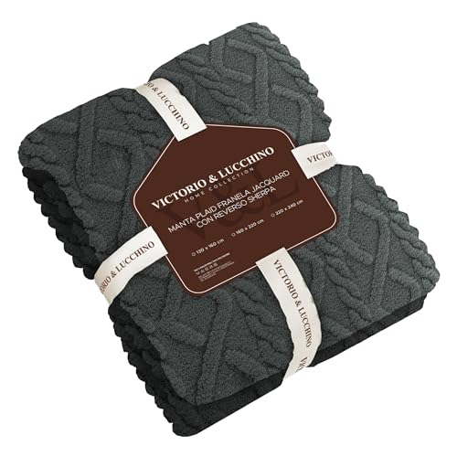 Victorio & Lucchino Manta Plaid Sofa Franela Jacquard con Borreguito Sherpa - Manta Suave para el Sofa o para Cama (VL-80521) (Gris, 130 X 160 Cm)