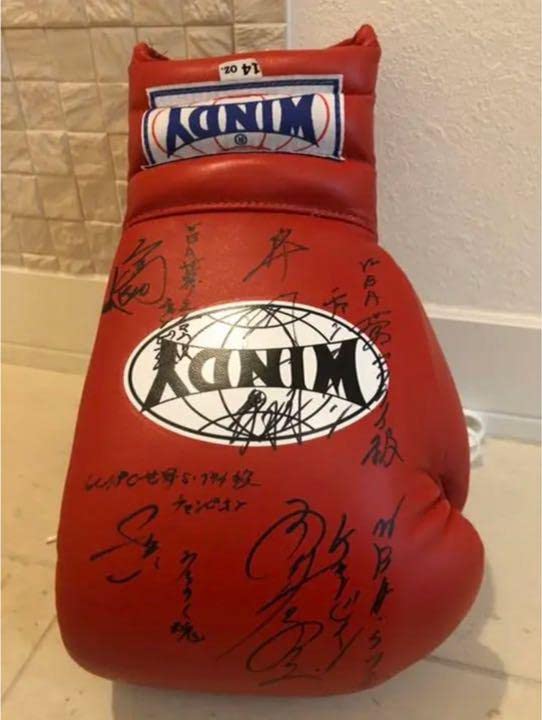 ボクシング世界チャンピオン、シーサケットの直筆サイン