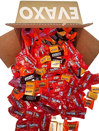 Halloween Candy Assortment (90.65 oz.) 290 Count trick-or-treaters, lunch bags,and just-because snacks Includes Milk Duds Candy, Kit Kat Miniatures, Reeseâ€™s Miniatures, and Twizzlers Twists Strawberry