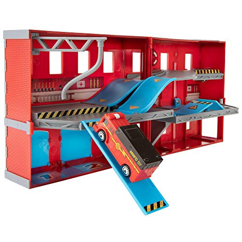 PLAYSET A TEMA STATION! Questo assortimento di playset di trasformazione è disponibile in un fantastico tema della stazione dei pompieri. Guidare attraverso l'ascensore di lavoro, porte del garage, numerose rampe!
