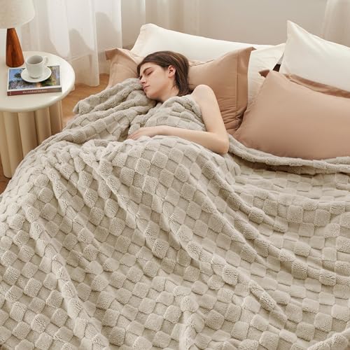 Bedsure Fleece Blanket King Size - Soft Cosy Checkered Large Blankets for Bed Fluffy Warm Throw for Women and Girls Beige, 230x270 cm - Image 3