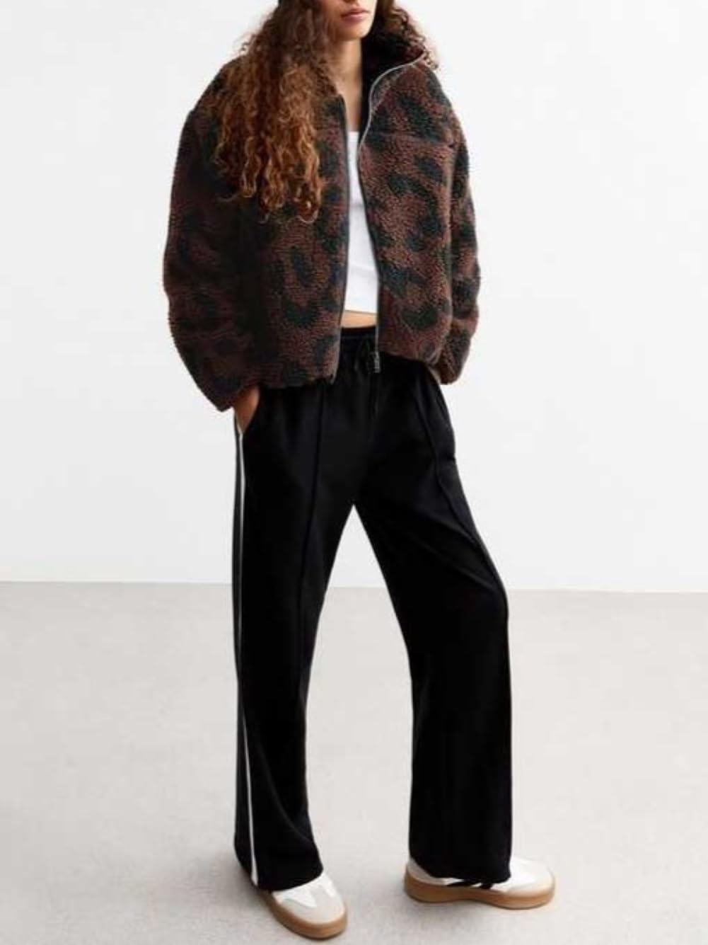 CHARTOU Women Leopard Sherpa Fleece Cropped Jacket Oversized Fuzzy Stand Collar Zip Up Winter Warm Coat