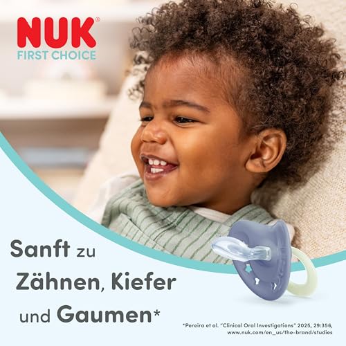 NUK First Choice Classic Day & Night Baby Schnuller | 0-6 Monate | Orthodontische Schnuller, die im Dunkeln leuchten | 95% Akzeptanz bei Babys** | Lila | 4 Stück