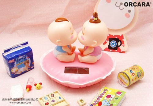 Solar Powered Bobble Head Kissing Boy And Girl Home Decoration Car Decoration