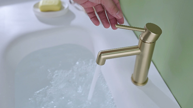 TRUSTMI Grifo De Baño De Un Solo Agujero De Oro Cepillado, Grifos De Latón De Una Sola Manija Con Líneas De Suministro De Agua, Montaje En Cubierta De 1 Agujero