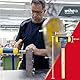 Wiha Schonhammer rückschlagfrei I Hickory-Holzstiel I Rund-Schlagkopf Ø 50 mm I mittelhart I Kunststoffhammer 385 mm I Gummihammer 1085 g (02097)
