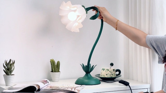 Image of WERFOP Flower Table Lamp Cute Desk Lamp for Bedroom Home Decor