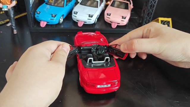 Coche Mazda MX-5 Miata 1:32 MODVKVK – Con Luces, Música, Capó Extraíble Y Función De Retroceso – Rojo
