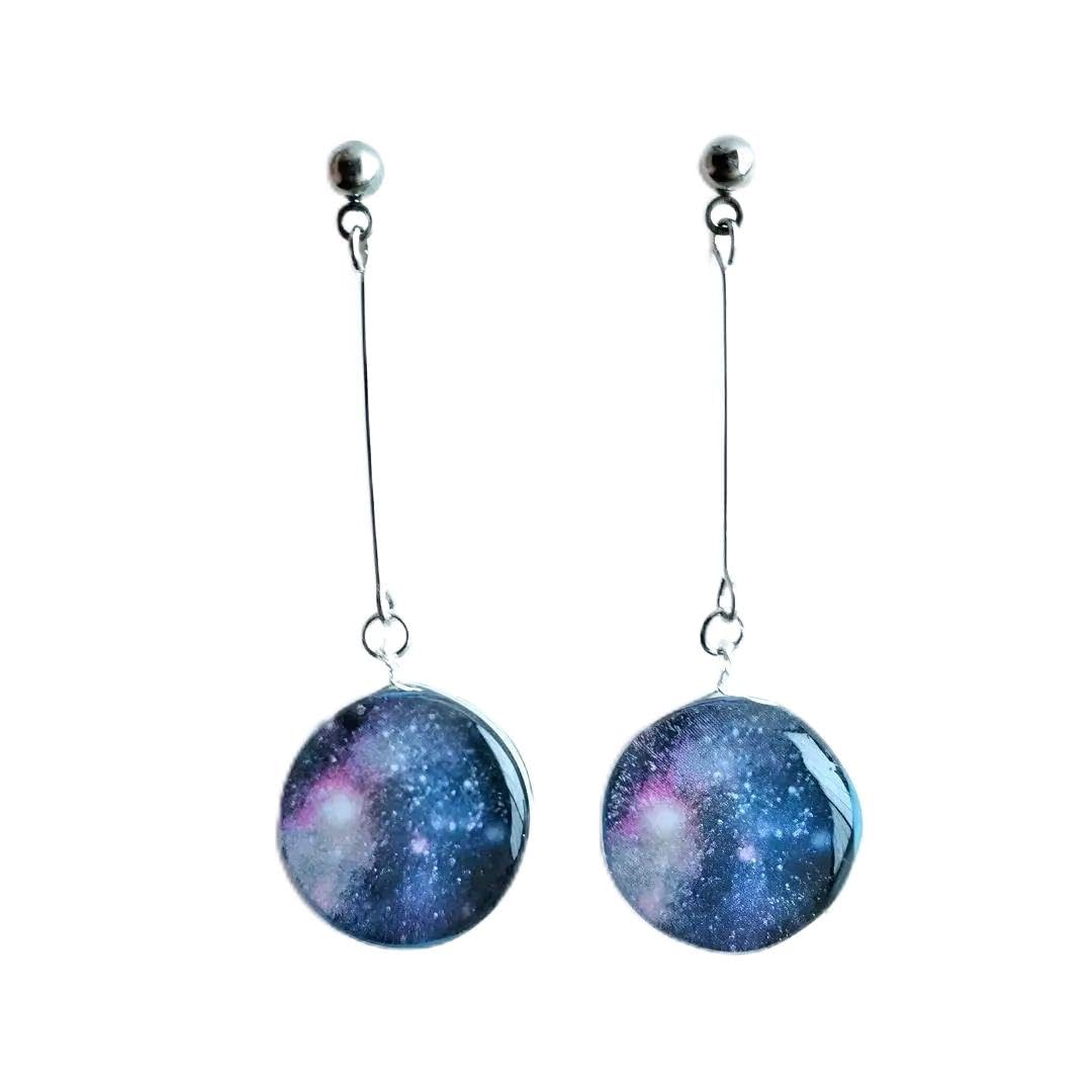 銀河宇宙が身近に感じられるピアス。レジン