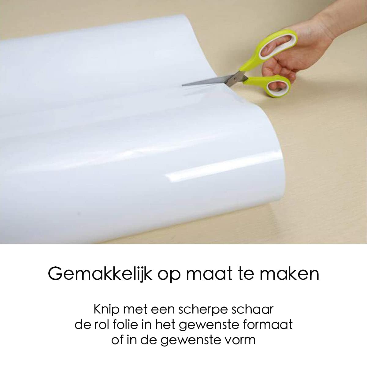Voetbal speler met een voetbal zelfklevende muursticker - TenStickers