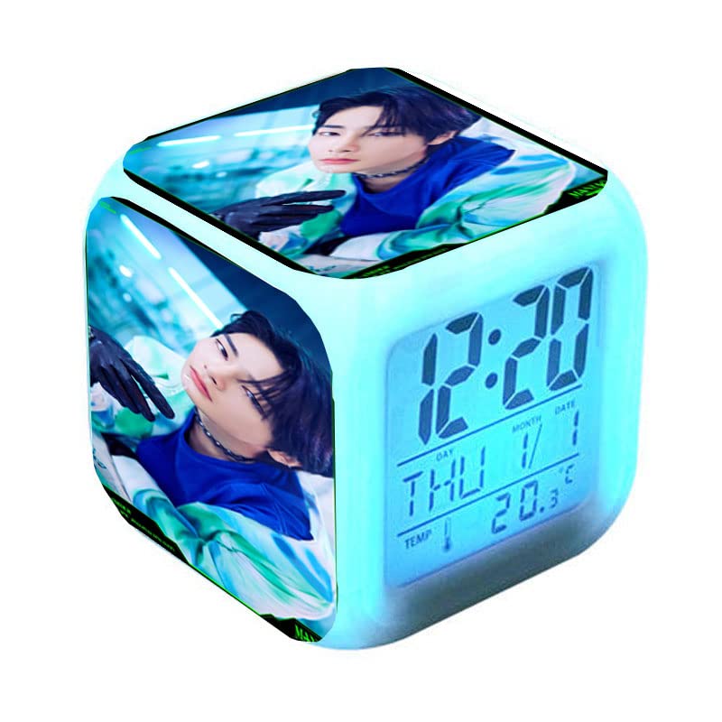 ヒョンジン　スキズ　愛用　置き時計 Amazon.co.jp: 光る時計 置き時計 『非公式』 デジタル時計 卓上