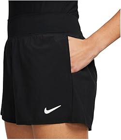 Tennis Shorts mit durchdachtem Design. Vorne angesetzter Schlitze am Saum,  tiefe Seitentaschen mit Mesh-Futter, interner Kordelzug und elastischer Bund.