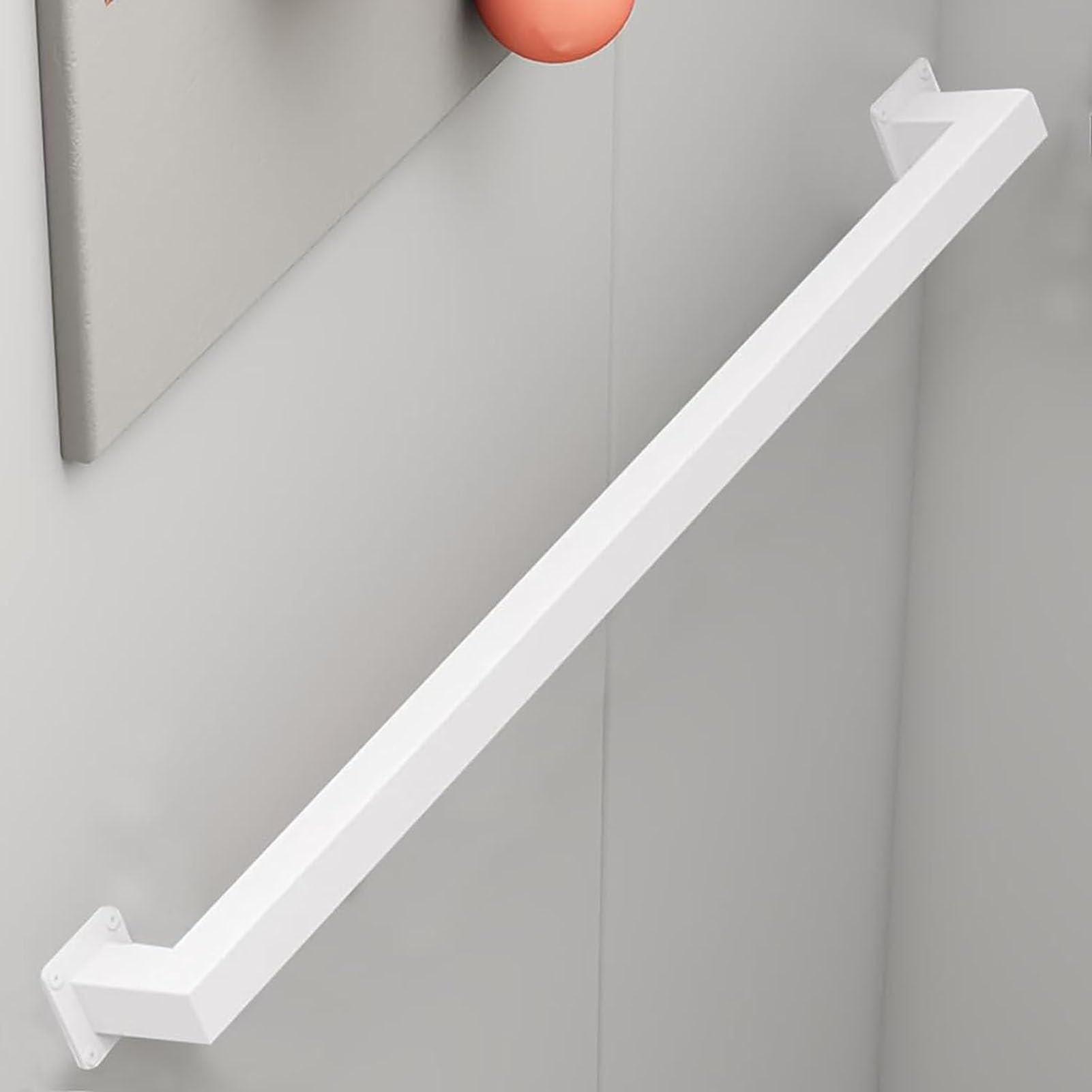 Rampe d'escalier extérieur en métal blanc pour sécuriser vos marches