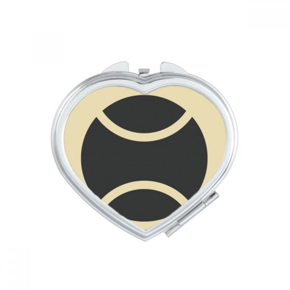 Miroir de poche à la main pour corriger son maquillage facilement motif sport coeur