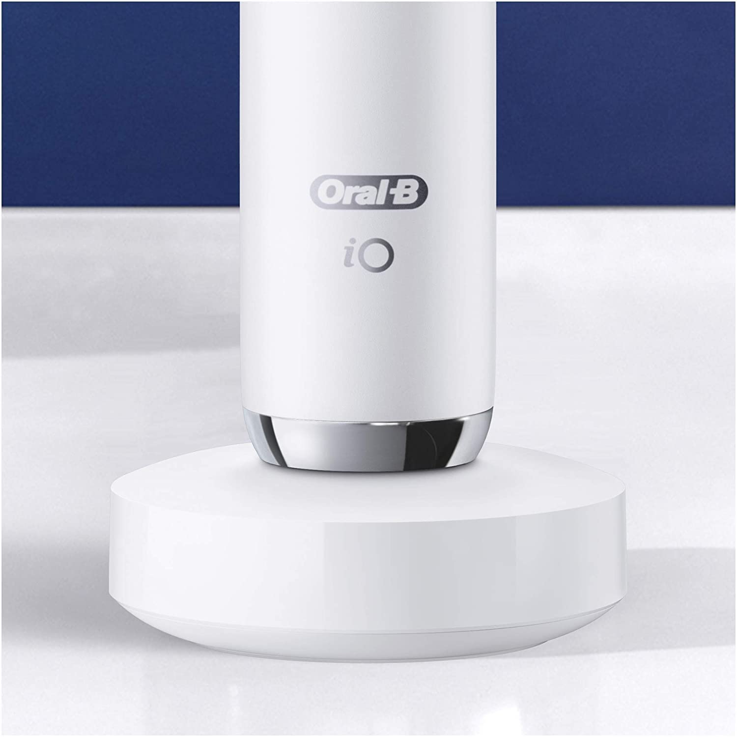 Oral-B iO9 Elektrische Zahnbürste mit wiederaufladbarem Griff, magnetische Technologie von Braun, 1 Ersatz, Farbdisplay, Ladegerät, Magnethülle und Reiseetui, Weiß