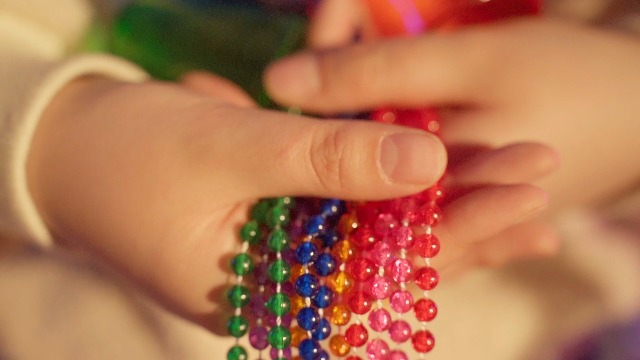 Lot de 24 verres à shot sur collier de perles en plastique - Cadeau amusant pour anniversaire, mariage, festival, défilé - Fournitures de fête ( multicolore - 6 styles