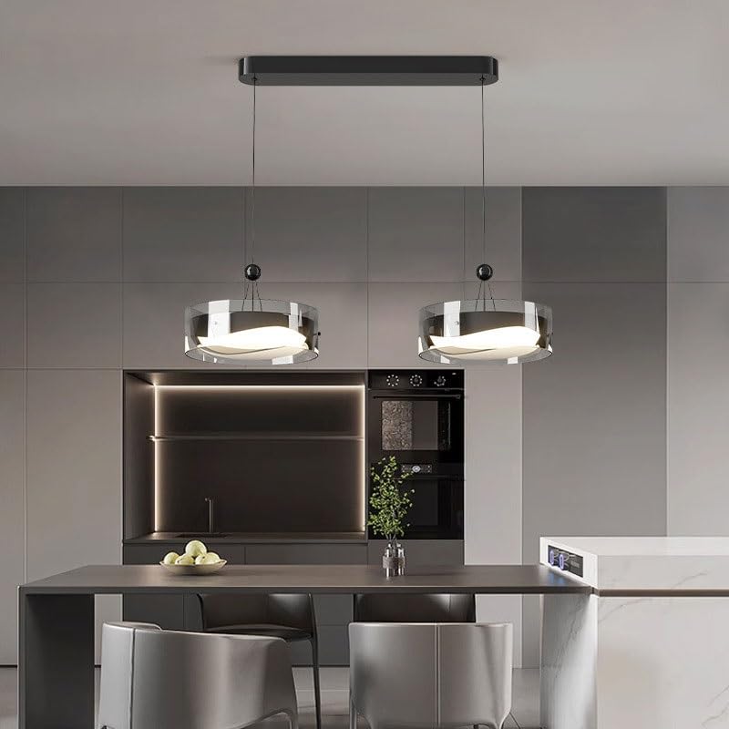 Lampe suspendue en verre pour salle à manger et repas chaleureux entre amis
