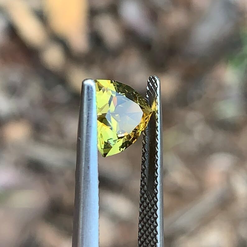 Gemme saphir vert facetté de haute précision 7.7mm pour joaillerie fine