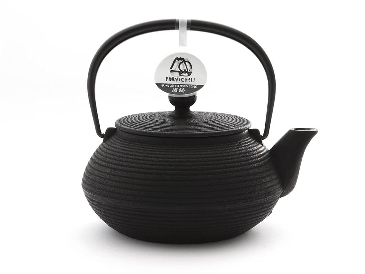 Iwachu Teekanne Gusseisen. Japanische Kyusu Senbiki, Original, Schwarz 650ml, 0,65 Liter Sieb-Einsatz Edelstahl. Innen Emailliert