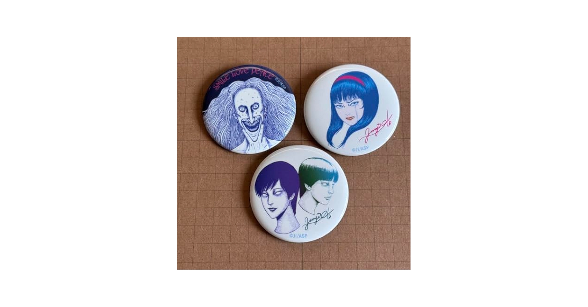 伊藤潤二 富江 四ツ辻の美少年　淵　蓄光バッジ　缶バッジ 伊藤潤二 富江 四ツ辻の美少年 淵 蓄光バッジ 缶バッジ Amazon