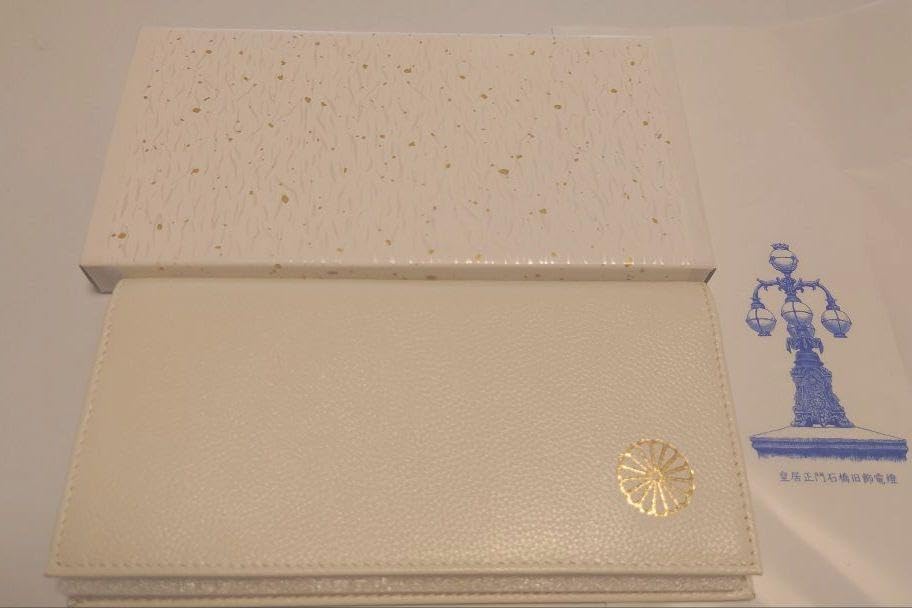 Amazon.co.jp: 皇居 長財布 菊の御紋 本革 白ホワイト J