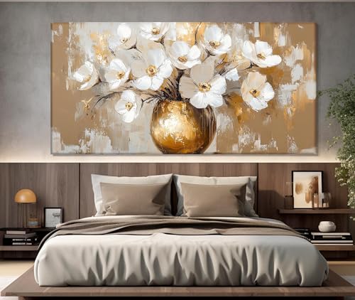 Peinture de fleurs blanches vase doré pour transformer un salon sans âme
