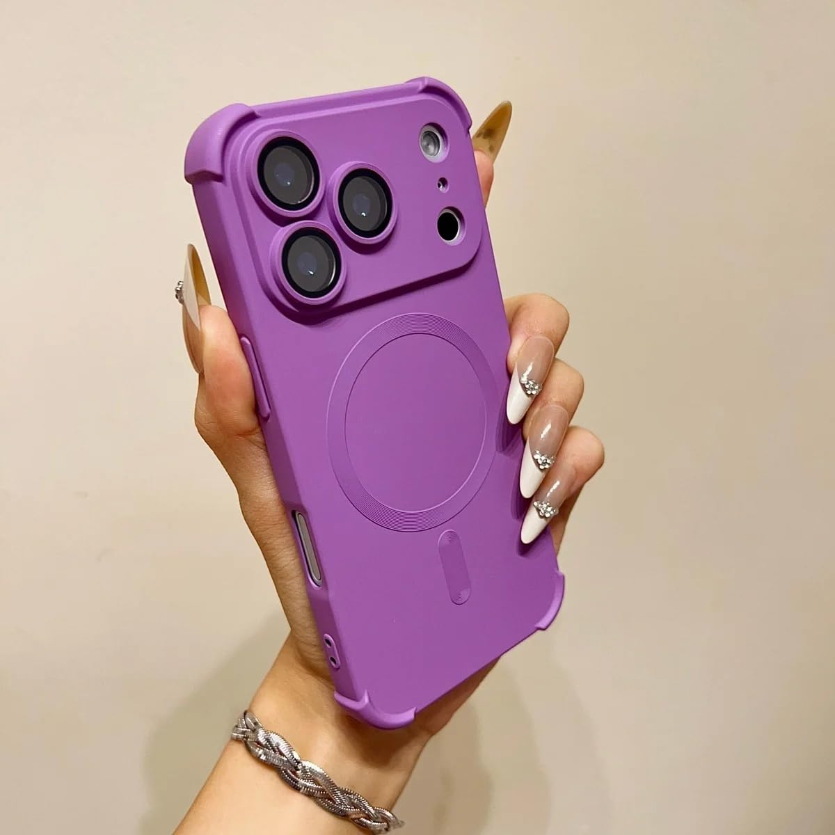 Coque silicone iPhone 16 Pro anti-rayures protégeant l'objectif photo