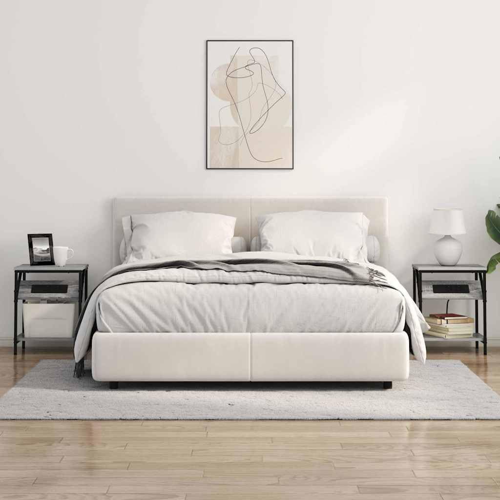 Mesa de Noche Moderna con Estantería Integrada y Fuente de Poder, Diseño Rectangular con Patas de Acero Negro y Superficie de Madera Resistente para Dormitorio Contemporáneo