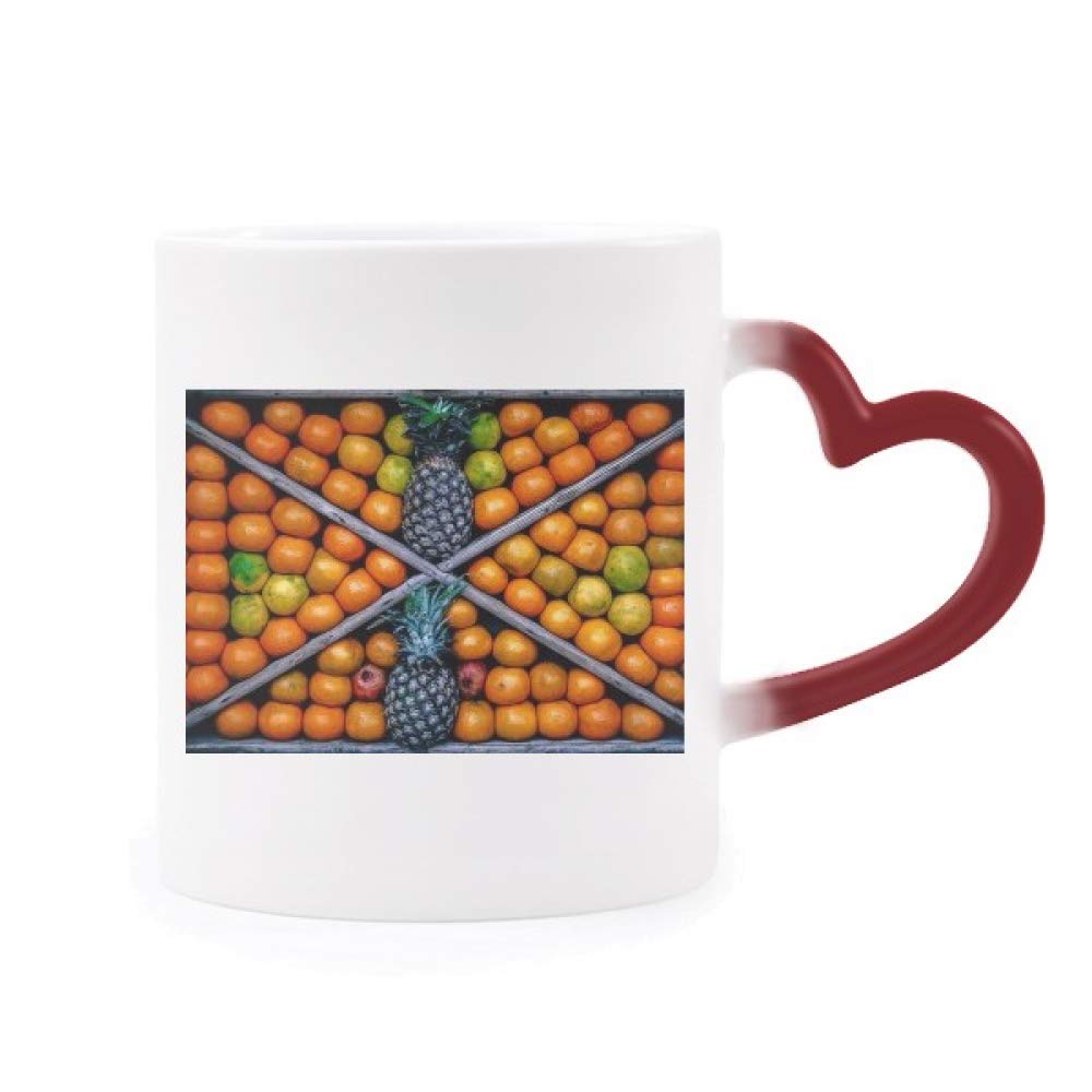 Taza de desayuno con plantas y frutas para disfrutar café caliente en la oficina