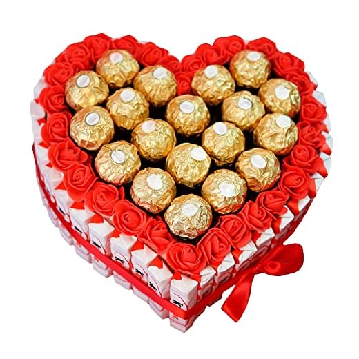 Onza. Cesta regalo de Bombones Ferrero Rocher y Flores decorativas. Tarta de bombones y chocolates originales para regalar con forma de corazón. Chocolatinas Kinder Bueno.