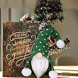 La position assise polyvalente permet à cette poupée de rester stable sur différents objets, ce qui en fait une pièce de décoration idéale pour une cheminée ou un bureau.